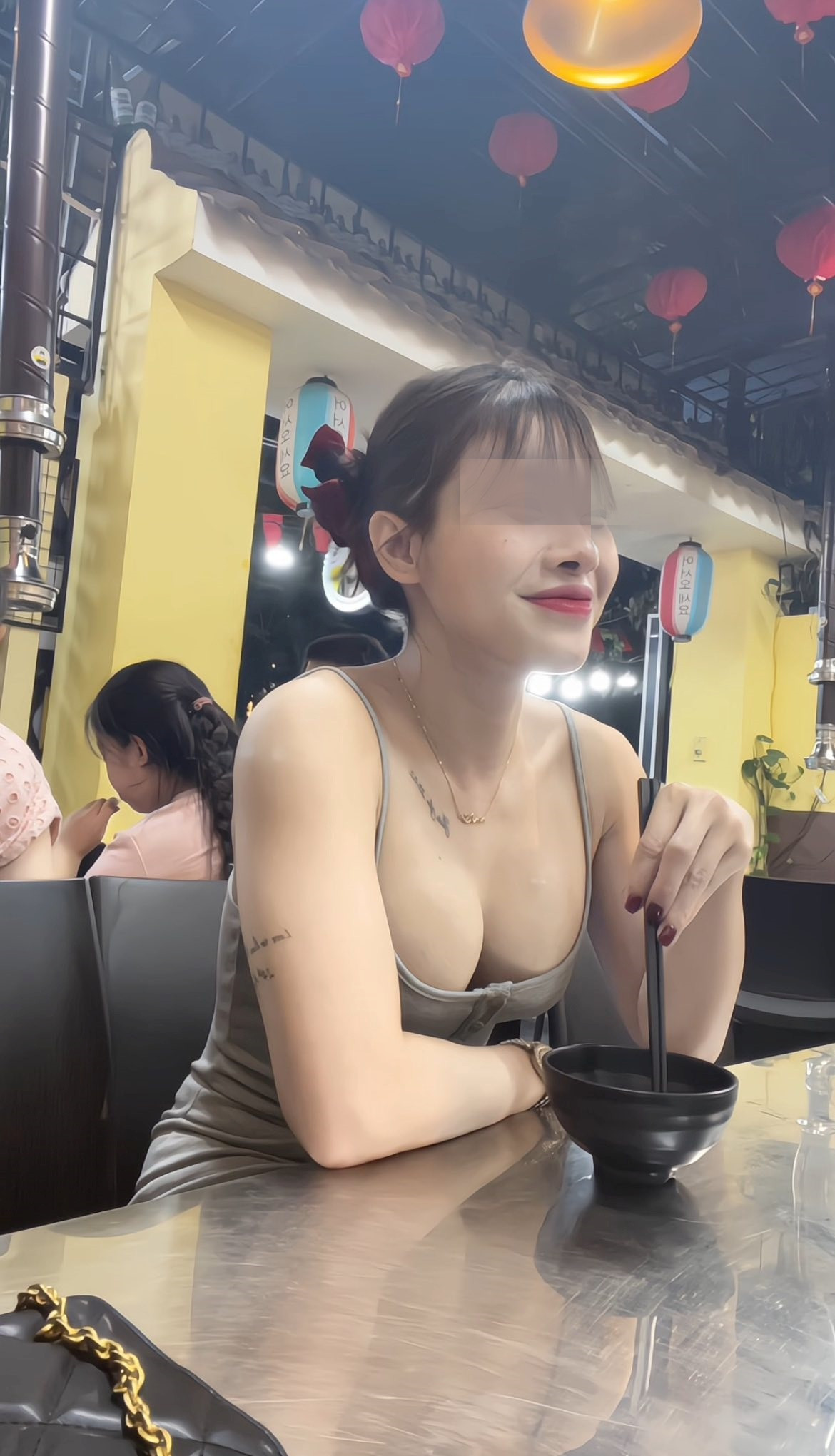 Tuy nhiên, không ít người lại bênh vực hot girl, cho rằng hình thể đẹp và sự tự tin là điều đáng tôn vinh. Từ trước tới nay, đã có nhiều trường hợp các hot girl phòng gym tương tự xảy ra. Hầu như chúng đều khiến người xem nảy sinh bất đồng, tuy nhiên điểm chung là càng tranh cãi, độ phủ sóng của họ lại càng mạnh mẽ. Và trường hợp lần này cũng không ngoại lệ.