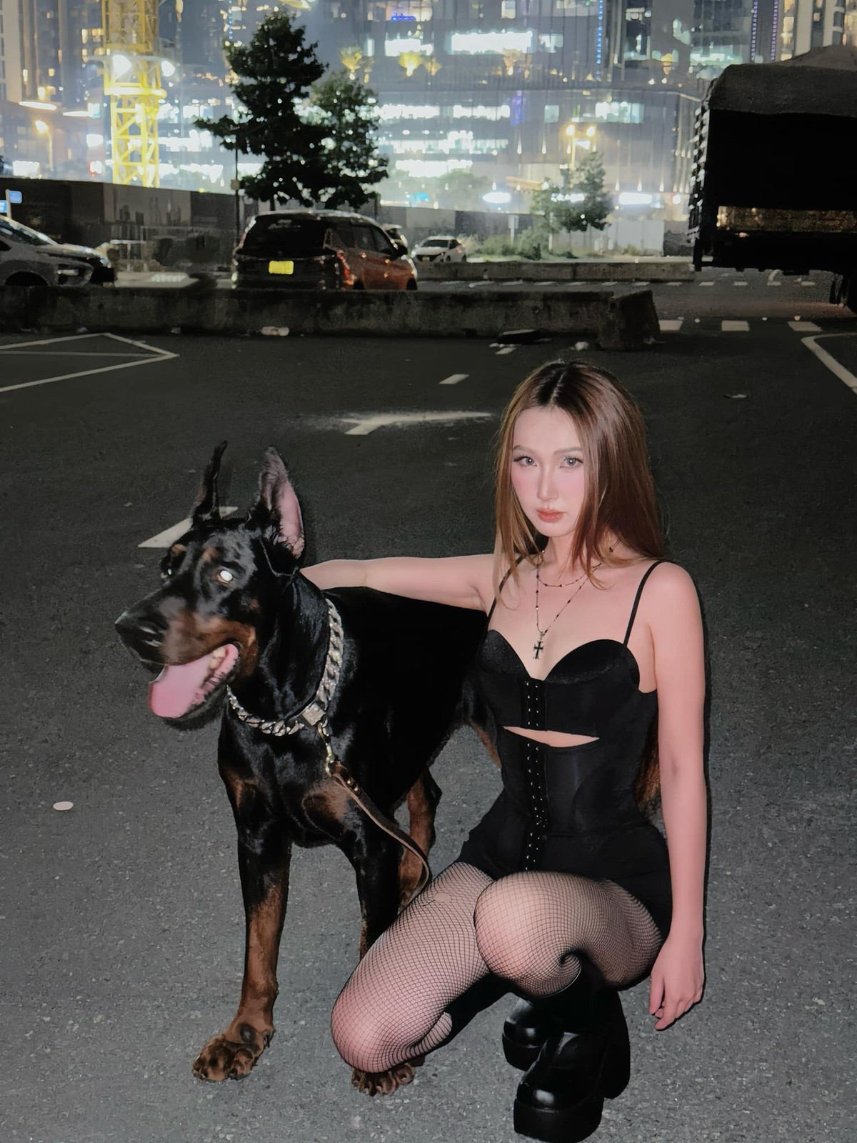 Trong những bức ảnh đăng tải, Thanh Mèo tự tin diện crop top, váy ôm sát hoặc bikini, khoe trọn đường cong hoàn hảo. Nhiều người đặt câu hỏi: Làm thế nào để có vòng eo