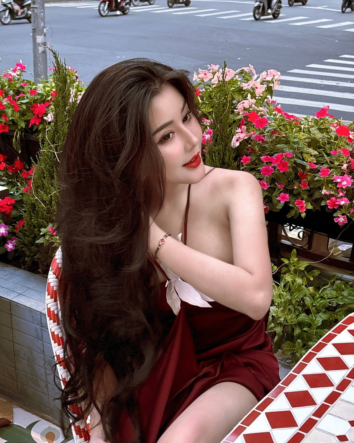 Với hơn 1 triệu người theo dõi trên mạng xã hội, cái tên Võ Ngọc Trân vẫn luôn là tâm điểm chú ý mỗi lần xuất hiện. Loạt ảnh mới một lần nữa khẳng định đẳng cấp visual