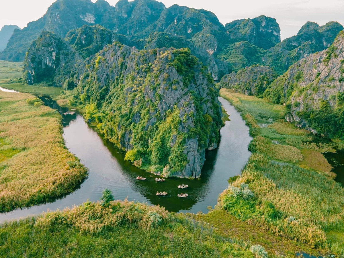 Nằm nép mình dưới chân núi đá vôi hùng vĩ thuộc huyện Gia Viễn (Ninh Bình), Đầm Vân Long được mệnh danh là “vịnh không sóng” của miền Bắc. Không náo nhiệt như Tràng An hay Tam Cốc, Bích Động, Vân Long mang một vẻ đẹp tĩnh tại, nên thơ, khiến bất cứ ai ghé thăm cũng như được gột rửa tâm hồn bởi sự thanh bình hiếm có. Ảnh Visit Ninh Binh