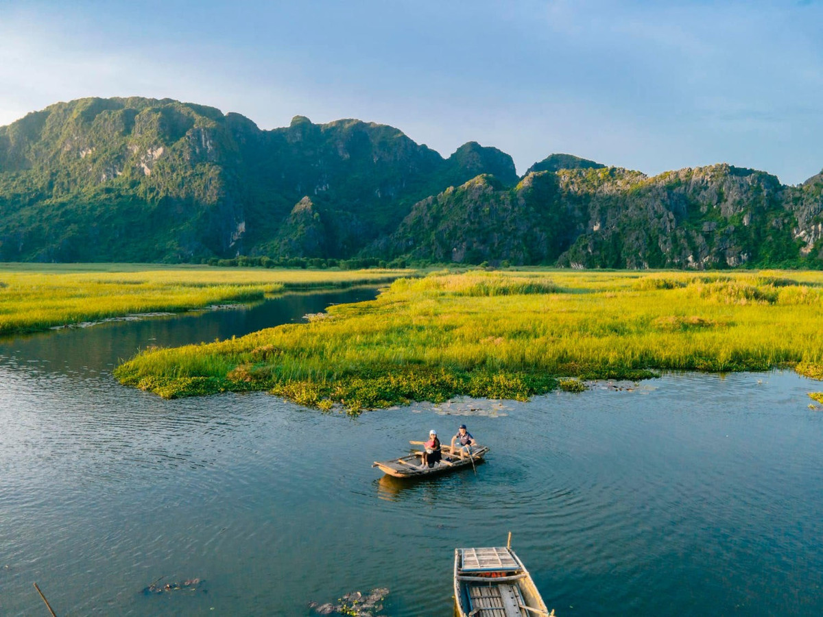 Điều đặc biệt là mặt nước ở đây hầu như không có sóng, bởi vậy nơi này còn được gọi với cái tên đầy lãng mạn: “vịnh không sóng”. Ảnh Visit Ninh Binh