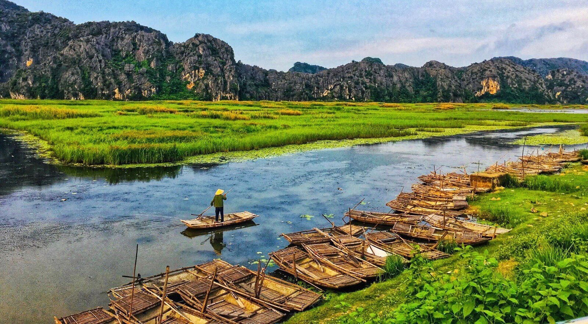 Hành trình ấy đưa du khách đi qua những hang động tự nhiên kỳ thú như hang Cá, hang Bóng, hang Rùa… mỗi hang đều gắn với một câu chuyện dân gian thú vị. Ảnh Visit Ninh Binh