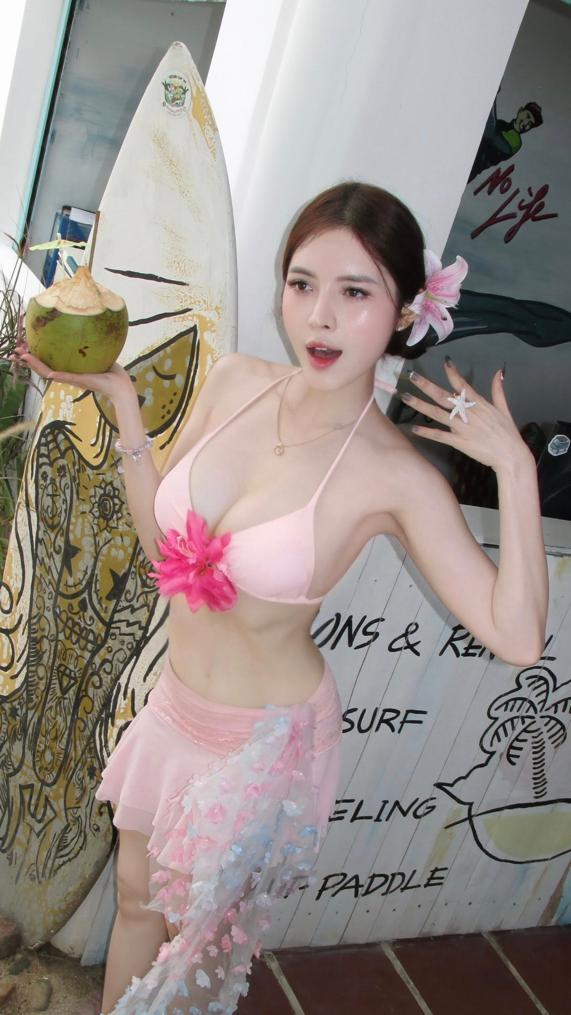 Bộ bikini hồng giúp Quế Chi khoe triệt để body thon gọn và săn chắc.