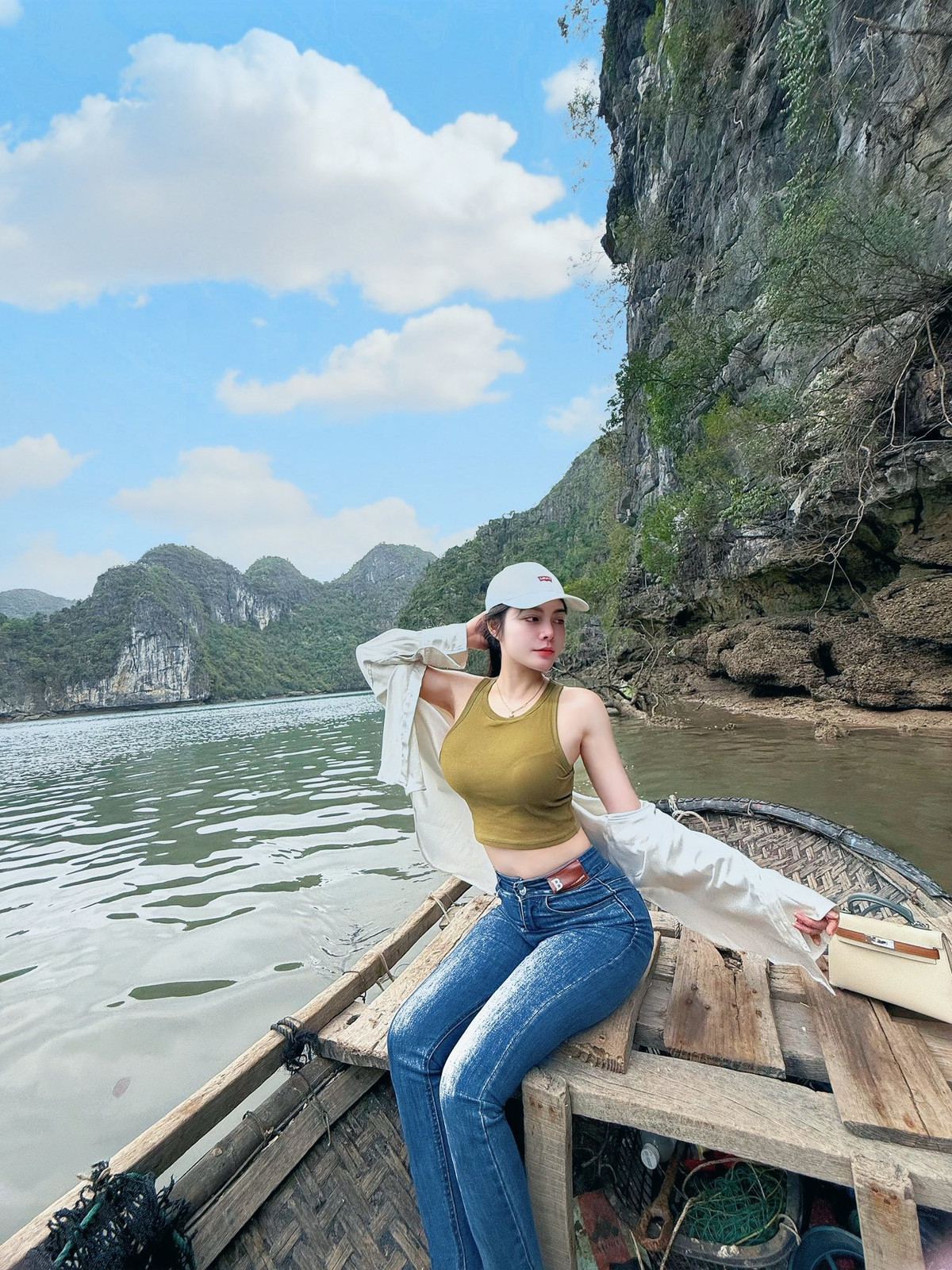 Trước đây, Cao Diệp Anh thường xuất hiện với hình ảnh thanh lịch, kín đáo hoặc cá tính. Chính vì vậy, loạt ảnh bikini lần này được xem là một sự