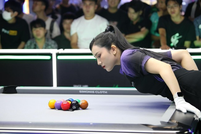 Mới đây, hình ảnh nữ trọng tài xinh đẹp tại Giải Vô địch Billiards & Snooker Quốc gia vòng 1 năm 2025 thu hút sự quan tâm đặc biệt của cộng đồng mạng thời gian qua. Theo tìm hiểu, đó là Nguyễn Ngọc Bích, sinh năm 1998, quê Đồng Nai.