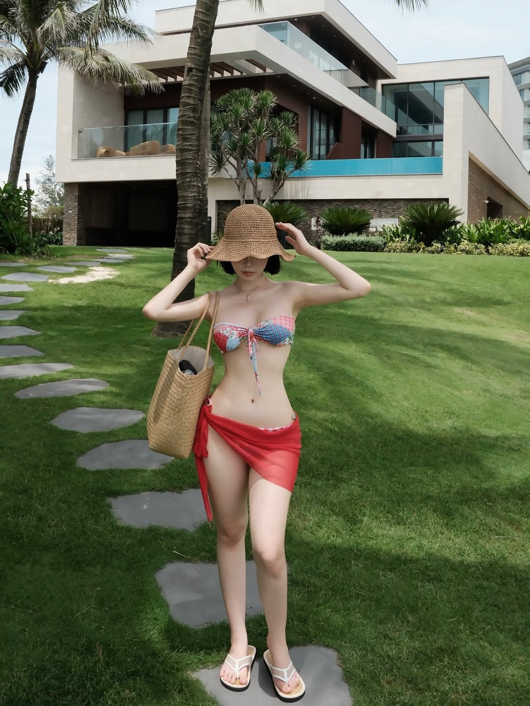Kết hợp với thiết kế mũ cói cùng túi cói - những món phụ kiện không thể thiếu trong các chuyến đi biển, đã giúp Thúy Quỳnh tạo nên một hình ảnh vừa ngọt ngào, vừa cuốn hút, đúng chuẩn