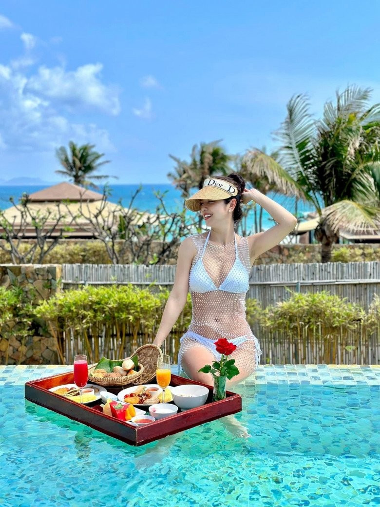 Đây là một trong những item được cô yêu thích trong các chuyến đi biển bởi tôn vinh được vóc dáng gợi cảm đồng thời thể hiện sự tự do, phóng khoáng. Ảnh: FB Jennifer Pham