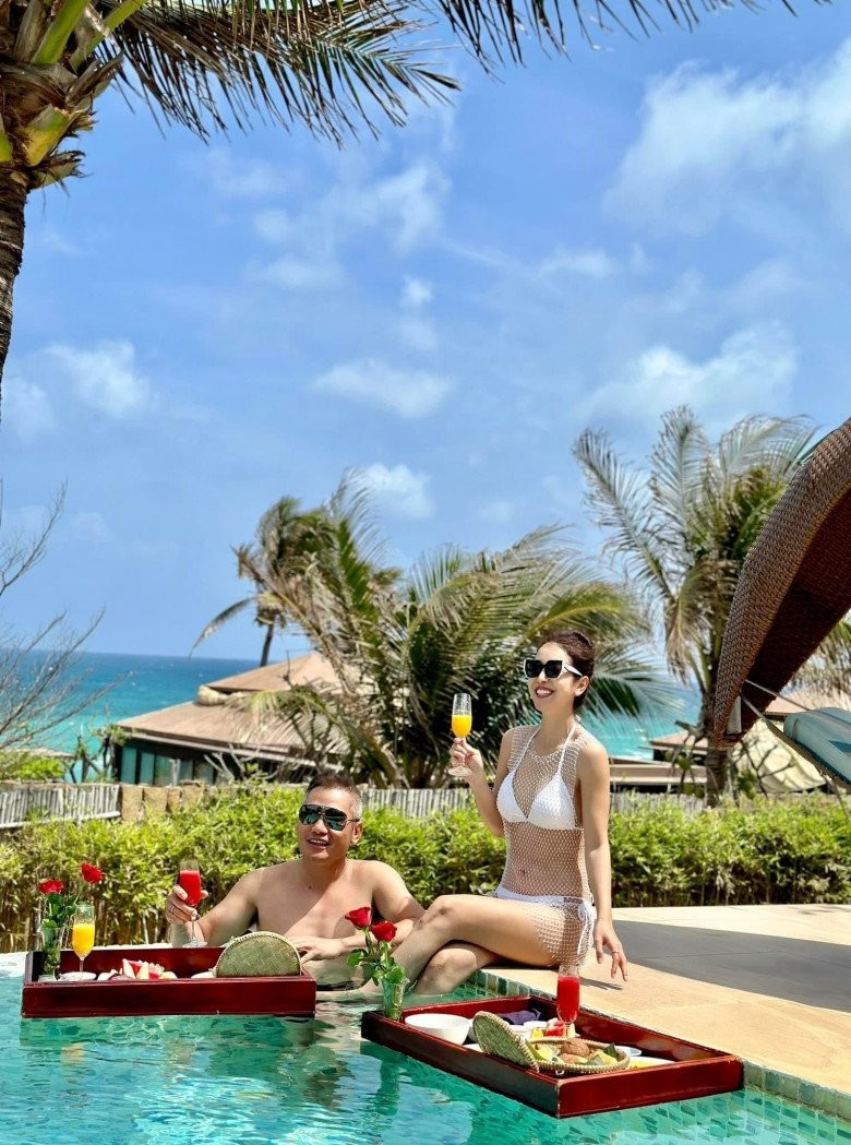 Dù khoe khéo thân hình nuột nà ở tuổi tứ tuần, người đẹp vẫn giữ được sự sang trọng, không phô phang, phản cảm. Ảnh: FB Jennifer Pham