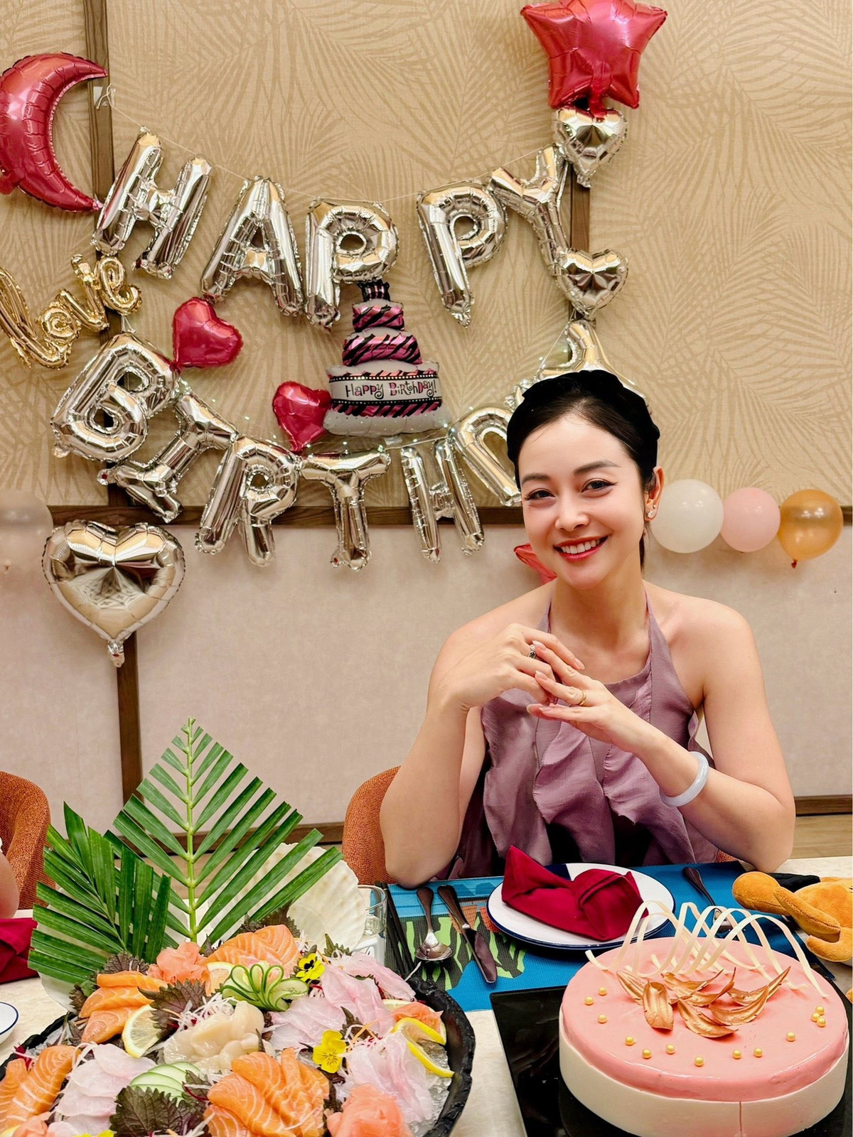 Điểm cộng lớn trong gu ăn mặc của Jennifer Phạm chính là khả năng cân bằng giữa sexy và thanh lịch. Ảnh: FB Jennifer Pham